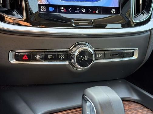 2024 Volvo S60 B5 Plus Dark Theme