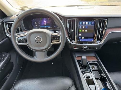 2024 Volvo S60 B5 Plus Dark Theme