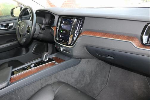 2024 Volvo S60 B5 Plus Dark Theme
