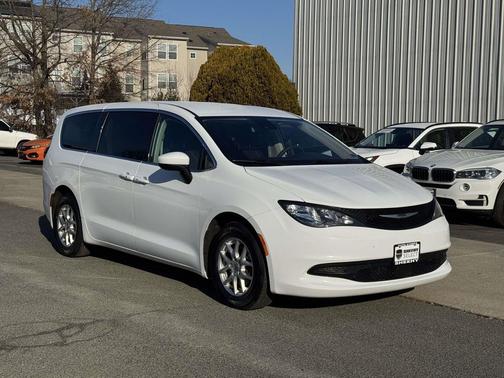 2023 Chrysler Voyager LX