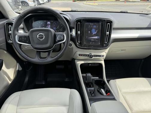 2022 Volvo XC40 T5 Momentum