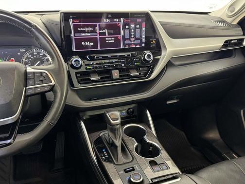 Moon Dust 2022 Toyota Highlander Platinum