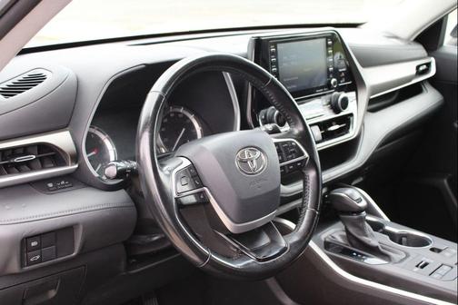 Wind Chill Pearl 2022 Toyota Highlander XLE