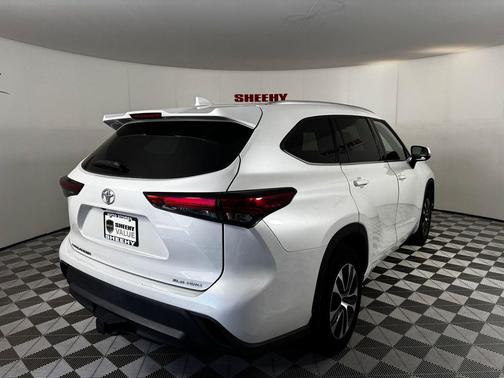 Wind Chill Pearl 2022 Toyota Highlander XLE