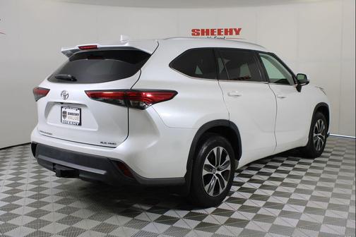 Wind Chill Pearl 2022 Toyota Highlander XLE