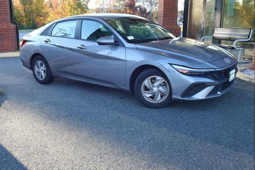 2024 Hyundai ELANTRA SE