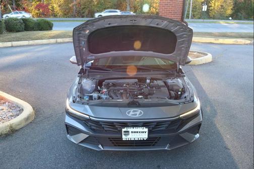 2024 Hyundai ELANTRA SE