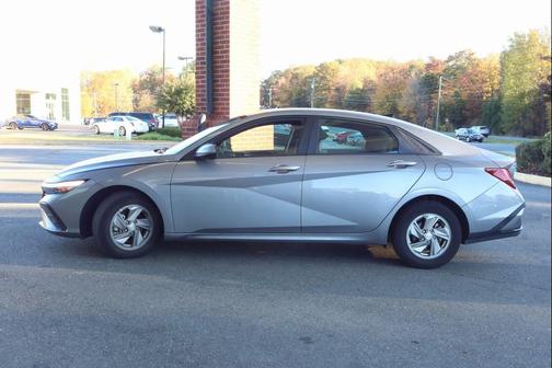 2024 Hyundai ELANTRA SE