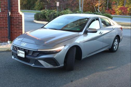 2024 Hyundai ELANTRA SE