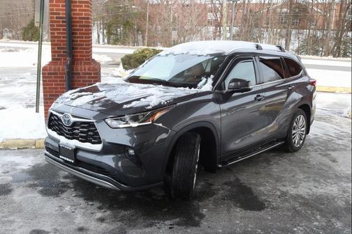 2023 Toyota Highlander Hybrid Platinum