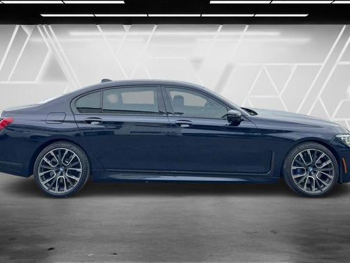 Carbon Black Metallic 2022 BMW 740 i