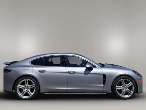 GT Silver Metallic 2017 Porsche Panamera 4S