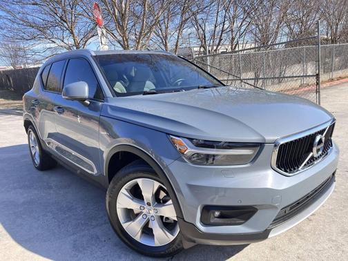 2022 Volvo XC40 T5 Momentum