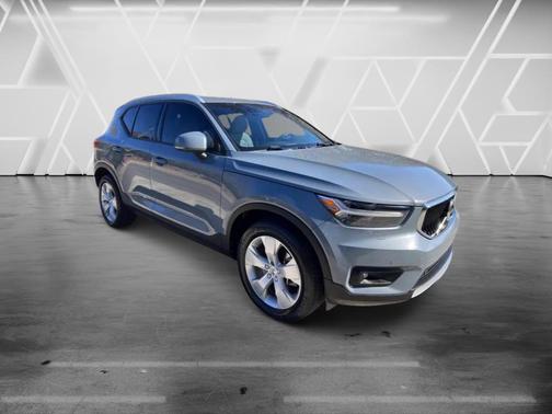 Thunder Grey Metallic 2022 Volvo XC40 T5 Momentum
