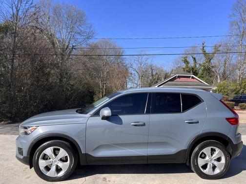 2022 Volvo XC40 T5 Momentum