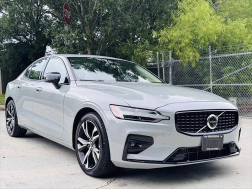 2024 Volvo S60 B5 Plus Dark Theme