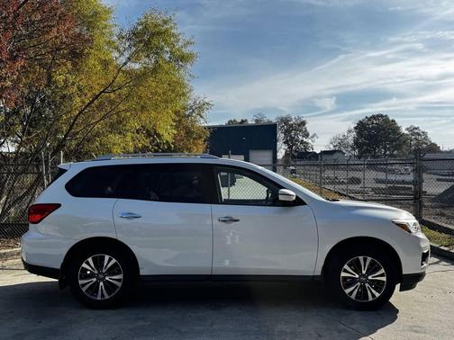 2017 Nissan Pathfinder SL