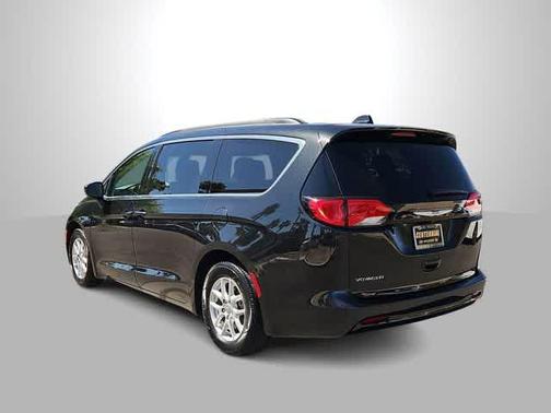 Brilliant Black Crystal Pearlcoat 2020 Chrysler Voyager LXI