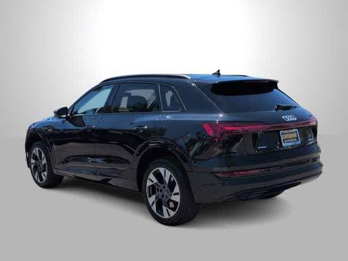 Mythos Black Metallic 2022 Audi e-tron Premium