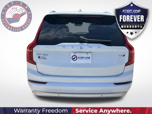 Crystal White 2022 Volvo XC90 T6 Momentum 6 Passenger