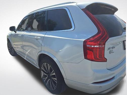 Crystal White 2022 Volvo XC90 T6 Momentum 6 Passenger