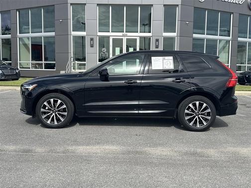 2023 Volvo XC60 B5 Plus Dark Theme