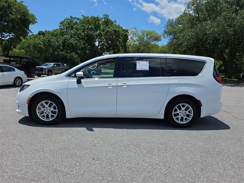 2022 Chrysler Voyager LX