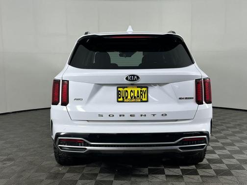 White 2021 Kia Sorento EX