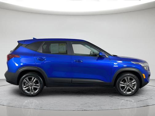 Blue 2023 Kia Seltos LX