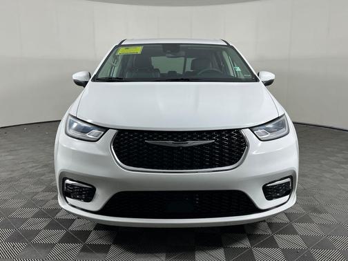 White 2023 Chrysler Pacifica Touring-L