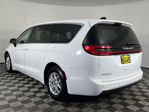 White 2023 Chrysler Pacifica Touring-L