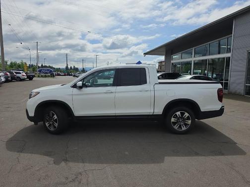 White 2017 Honda Ridgeline RTL