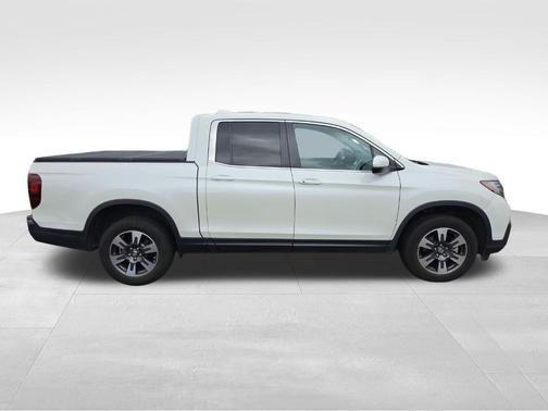 White 2017 Honda Ridgeline RTL