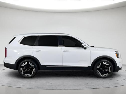 White 2024 Kia Telluride S