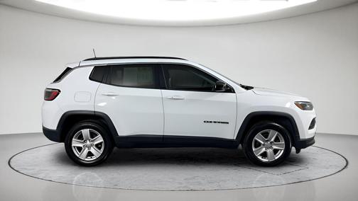White 2022 Jeep Compass Latitude
