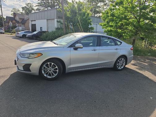 Silver 2019 Ford Fusion SE