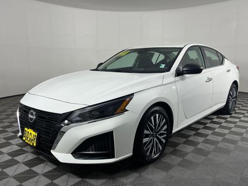 Glacier White 2025 Nissan Altima SV
