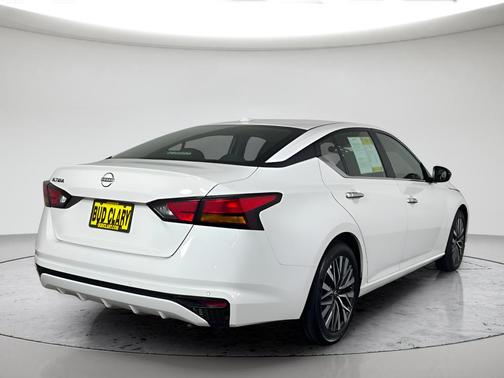 Glacier White 2025 Nissan Altima SV