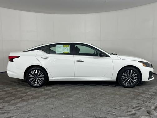 Glacier White 2025 Nissan Altima SV