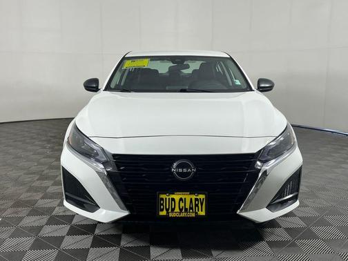 Glacier White 2025 Nissan Altima SV
