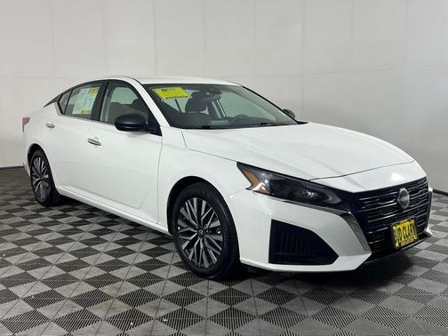 Glacier White 2025 Nissan Altima SV