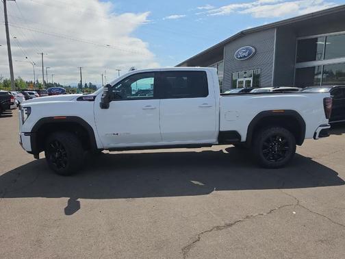 White 2024 GMC Sierra 2500 AT4