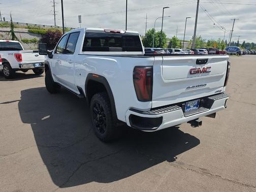 White 2024 GMC Sierra 2500 AT4