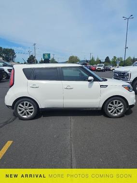 White 2018 Kia Soul +