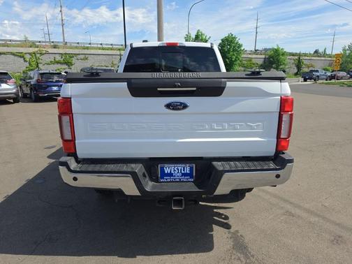 White 2022 Ford F-350 Lariat Super Duty