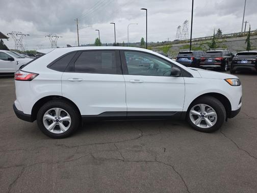 White 2022 Ford Edge SE