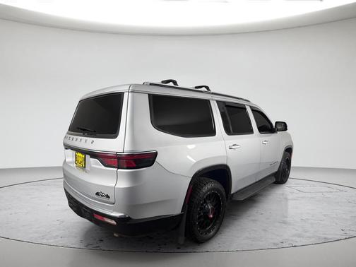 Silver 2022 Jeep Wagoneer Series III