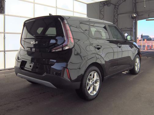 Fusion Black 2025 Kia Soul LX