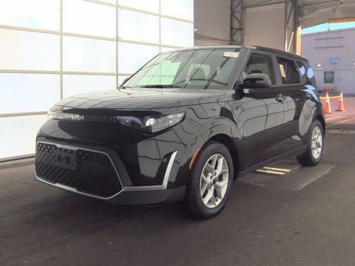 Fusion Black 2025 Kia Soul LX