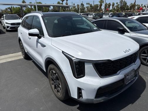 White Pearl 2024 Kia Sorento S